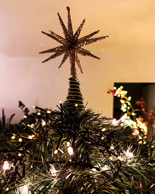 Une étoile au sommet du sapin