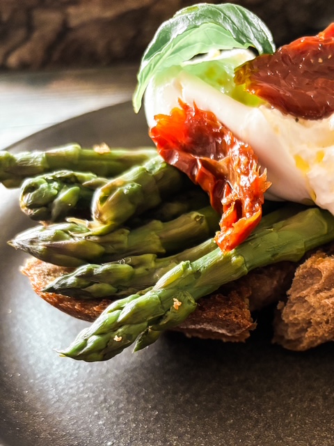 Bruschetta d&rsquo;asperges à la burrata